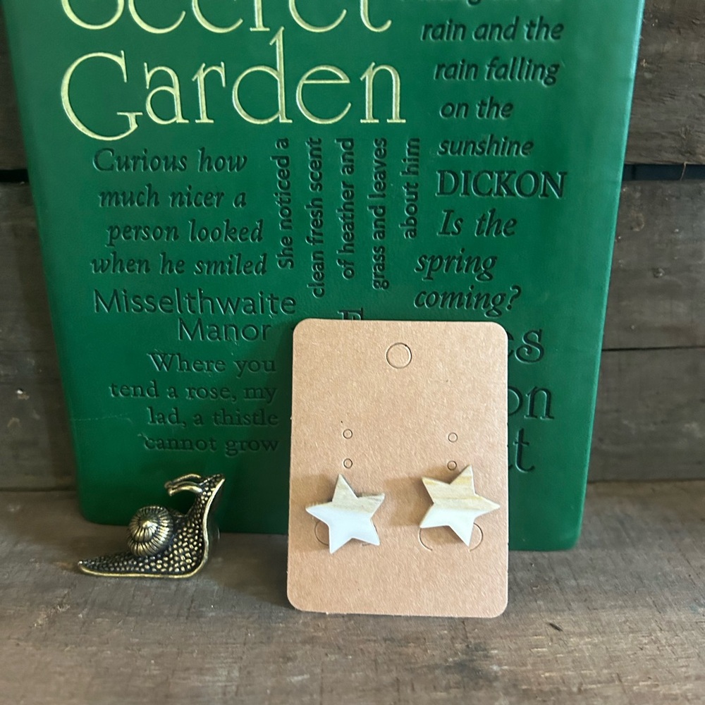 NWT white and wood star resin post earrings